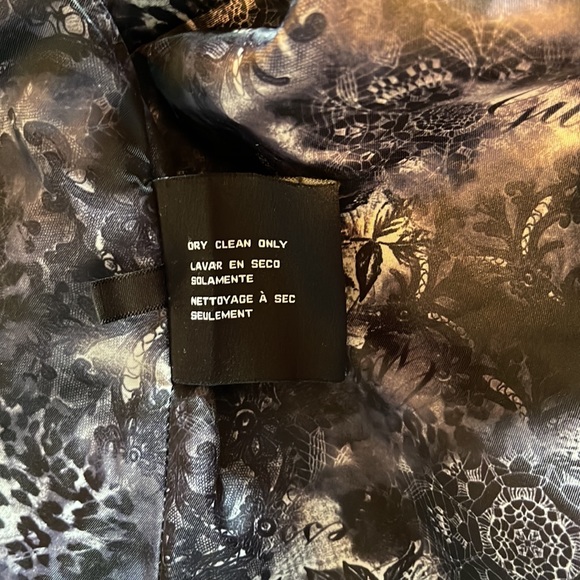 Guess coat women xl. Great fit curves to your body. Gently used. Good condition - Picture 7 of 7